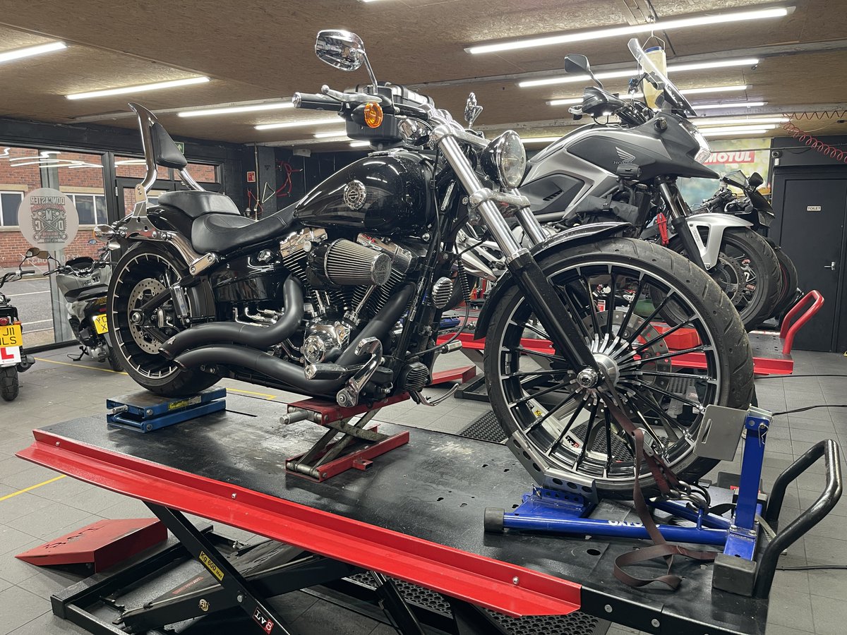 DrTepi's tweet photo. The photo drop 1 of the Harley Davidson Breakout Air Suspension job ๐ค
#harleydavidson #harley #harleydavidsonmotorcycles #harleydavidsonbreakout #lowrider #lowered
#diaryofamotorcyclemechanic
#motorcycles #motorcycle #biker #bikers #drtepi https://t.co/9Gi38Z9Mwa