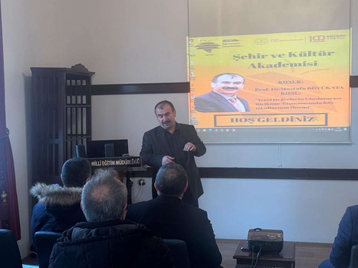 Corum19MEM's tweet photo. 📚 Şehir ve Kültür Akademisi | Çorum Öğretmen Akademileri
Çorum İl Millî Eğitim Müdürlüğü tarafından Öğretmen Akademileri kapsamında düzenlenen Şehir ve Kültür Akademisi, Prof. Dr. Mustafa BÖYÜKATA’nın Yerel Değerlerin Uluslararası Birikime Taşınmasında Köy Okullarının Önemi konusunu ele aldığı söyleşiyle devam etti.
Hasan Paşa Yazma Eserler Kütüphanesi’nde gerçekleştirilen programda; köy okullarının kültürel mirasın korunması ve gelecek kuşaklara aktarılmasındaki rolü, yerelden evrensele uzanan değer aktarımı ve eğitimin bu süreçteki dönüştürücü gücü kapsamlı bir bakış açısıyla değerlendirildi.
Söyleşi, katılımcıların soruları ve katkılarıyla zenginleşirken, Şehir ve Kültür Akademisi’nin eğitime ve kültüre sunduğu katkı bir kez daha vurgulandı.
#ŞehirVeKültürAkademisi #ÖğretmenAkademileri
#Çorum #Eğitim #Kültür #YerelDeğerler
#KöyOkulları #EğitiminYüzyılı #TürkiyeYüzyılı
