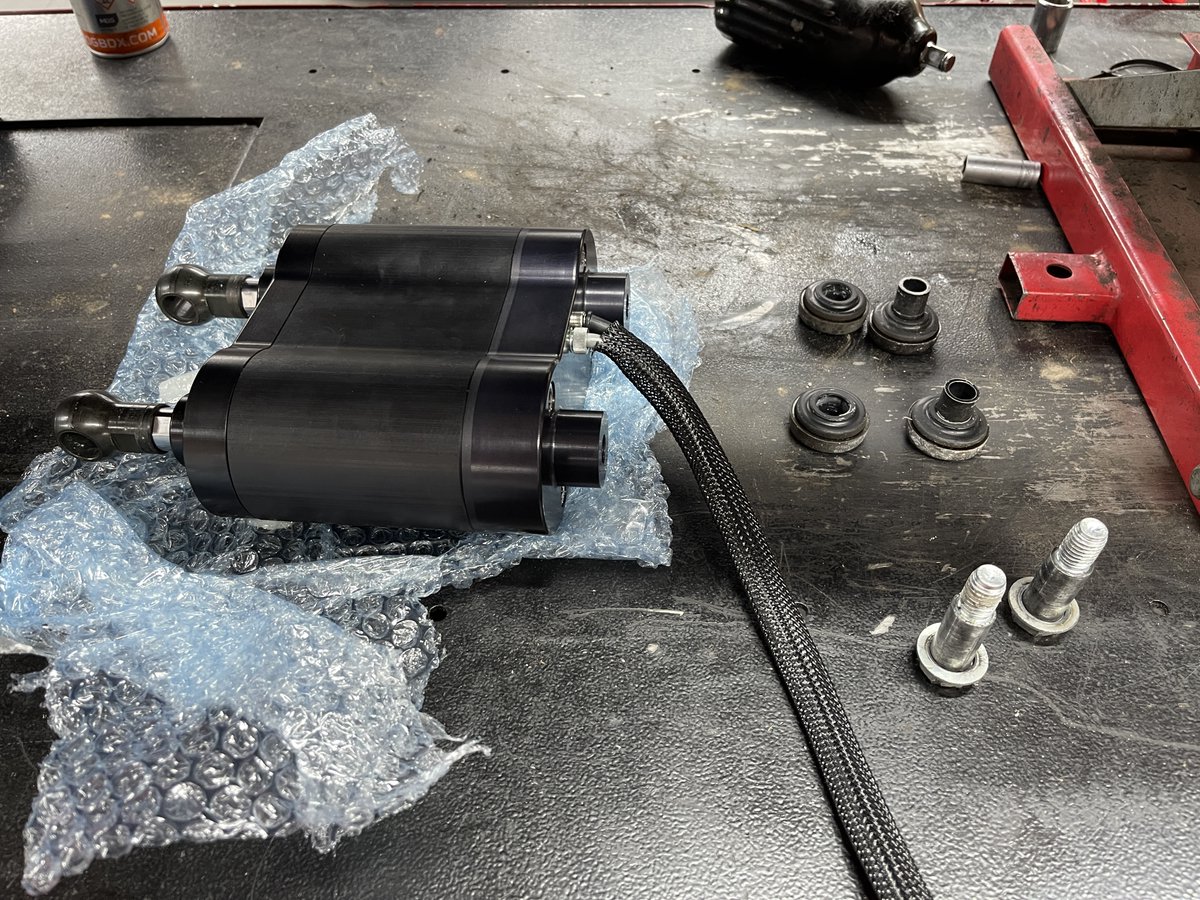 DrTepi's tweet photo. The photo drop 2 of the Harley Davidson Breakout Air Suspension job ๐ค
#harleydavidson #harley #harleydavidsonmotorcycles #harleydavidsonbreakout #lowrider #lowered
#diaryofamotorcyclemechanic
#motorcycles #motorcycle #biker #bikers #drtepi https://t.co/xHpI1U6wJu