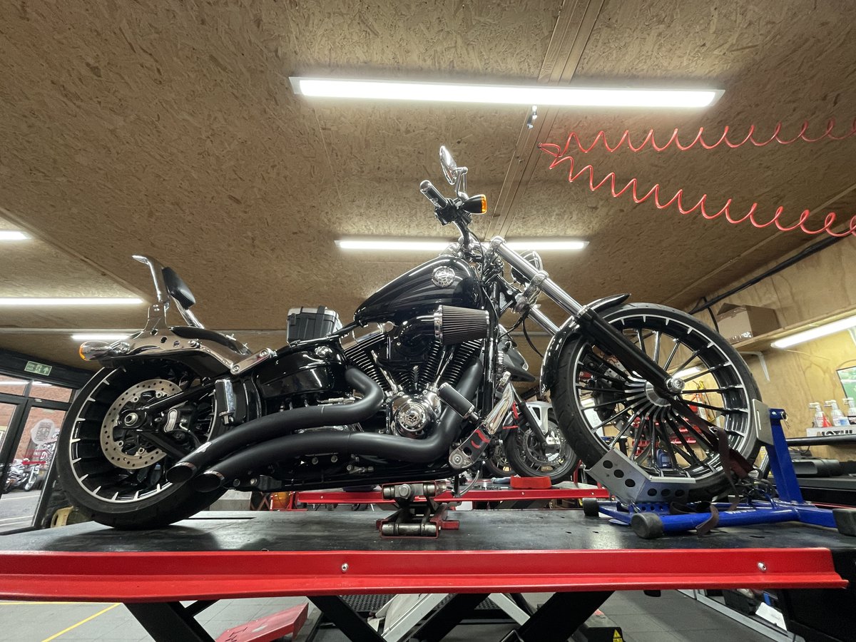 DrTepi's tweet photo. The photo drop 2 of the Harley Davidson Breakout Air Suspension job ๐ค
#harleydavidson #harley #harleydavidsonmotorcycles #harleydavidsonbreakout #lowrider #lowered
#diaryofamotorcyclemechanic
#motorcycles #motorcycle #biker #bikers #drtepi https://t.co/xHpI1U6wJu