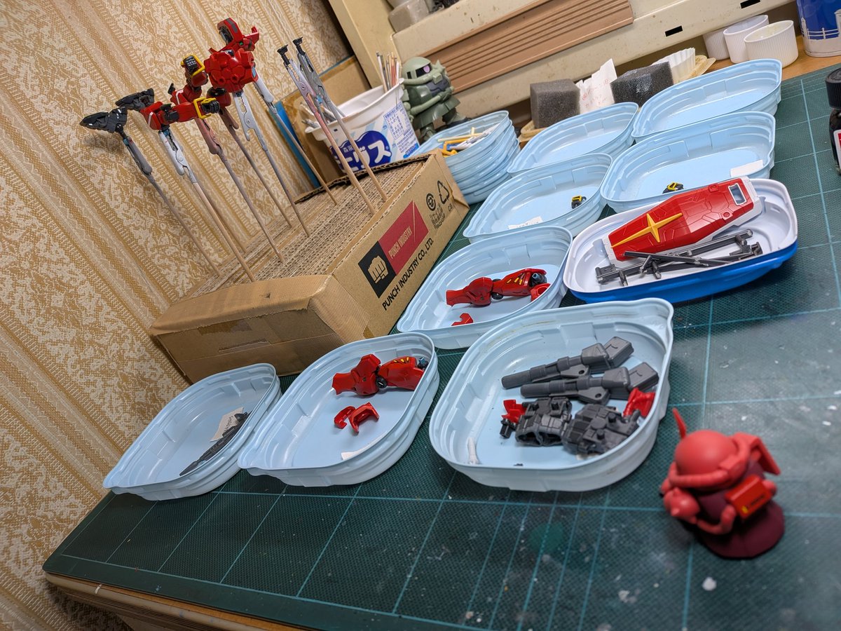 真夜中模活
塗装＆工作中🚧
目立った進捗がないので引きの画像で😅
#HGGQuuuuuuX
#ガンプラ