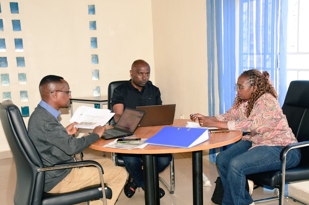 Guverineri wa <a href="/RwandaSouth/">Southern Province | Rwanda</a>, <a href="/AKayitesiAlice/">Kayitesi Alice</a> ari kumwe n'abagize Inama y'Umutekano Itaguye y'Intara hamwe n'abakozi n'Intara, basuye Akarere mu rwego rwo kureba uko kesheje imihigo y'umwaka wa 2025-2026 mu bihembwe bibiri byabanje. 1/4