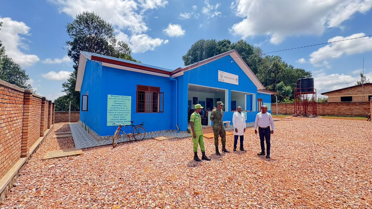 Itsinda ryari riyobowe n'Umunyamabanga Nshingwabikorwa wa <a href="/RwandaSouth/">Southern Province | Rwanda</a>, Bwana Védaste NSHIMIYIMANA ryasuye umuyoboro w'amazi wa Remera- Muganza- Kiraro uha amazi meza abaturage ibihumbi 8, igishanga cya #Mushishito n'ibindi, byose bikaba biherereye mu Murenge wa #Kibirizi.
3/4