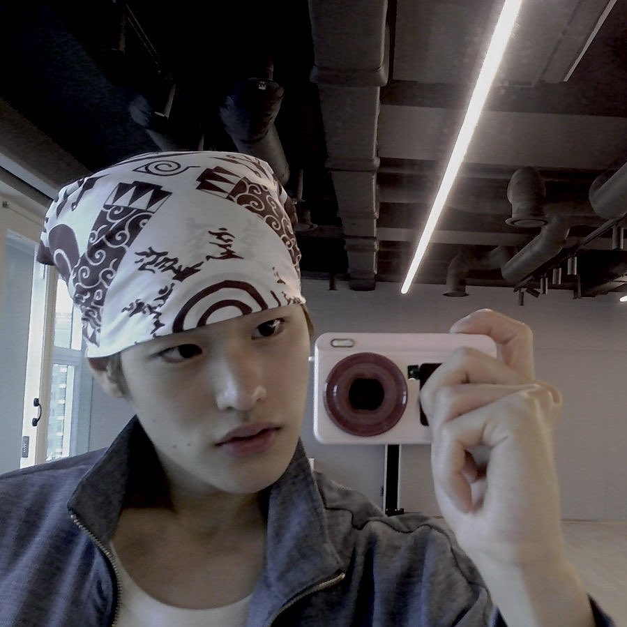 lay ☆ SEEING BTS ?! tweet media