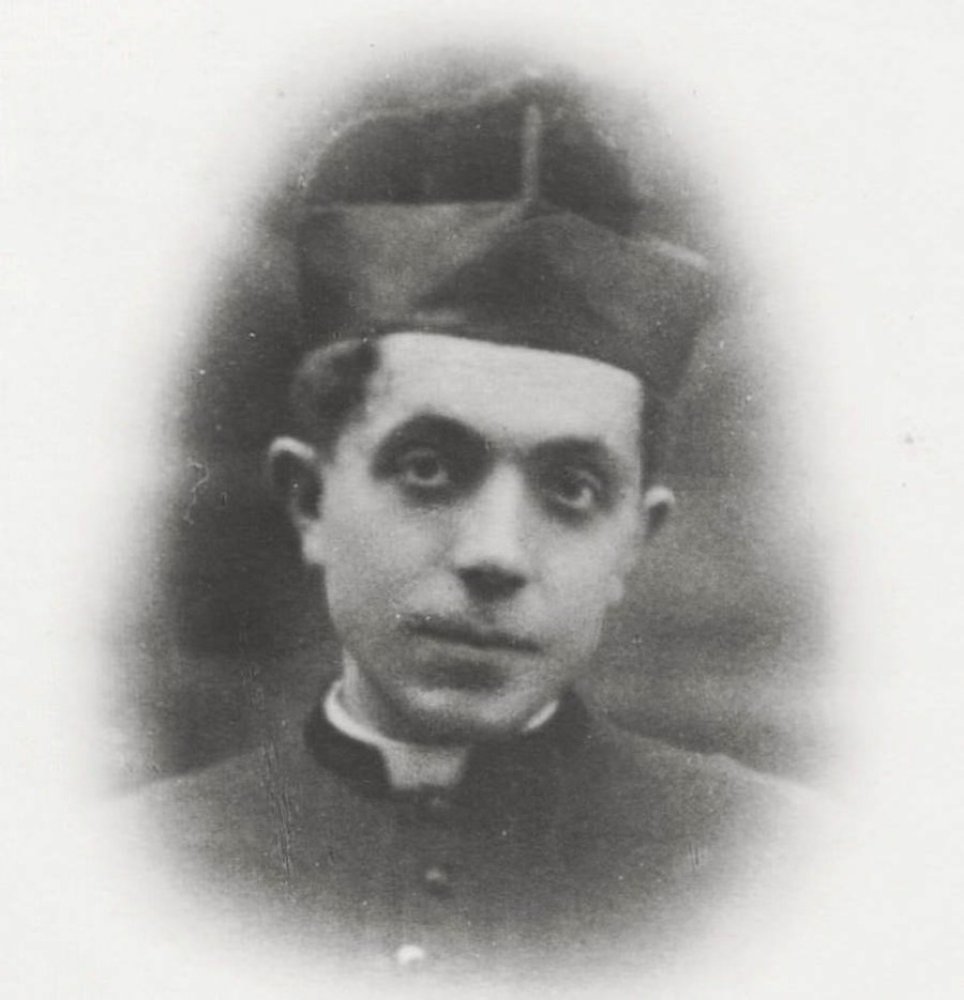 ANPIRomaPosti's tweet photo. Rifiutata la benda,#DonGiuseppeBorea prete partigiano, perdonò i fascisti che stavano per fucilarlo e disse: "Offro la mia vita per la pace e la grandezza della Patria. Viva Gesù, Viva l'Italia." Colpito da 8 pallottole, fu finito con un colpo alla nuca.
#Piacenza #9febbraio 1945 https://t.co/6CaR9wsjEw