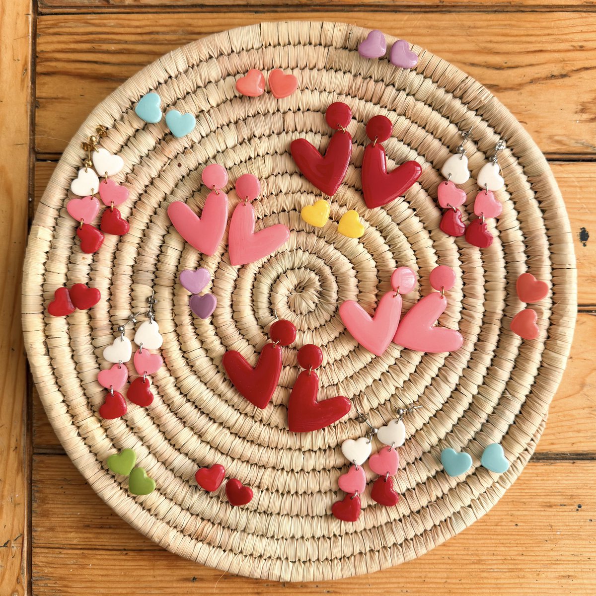 من انقدر ذوق این کسب و کار رو داشتم که از دو ماه قبل داشتم مدل های مخصوص ولنتاین رو میساختم…
شاید این روز بهونه ای باشه برای خوشحال کردن پارتنرتون، 
اگر دوست داشتین میتونید براش از منم گوشواره بخرید ❤️‍🩹🫂
و اگر فکر میکنید به درد کسای دیگه هم میخوره ممنون میشم ریتوییت کنید🥺