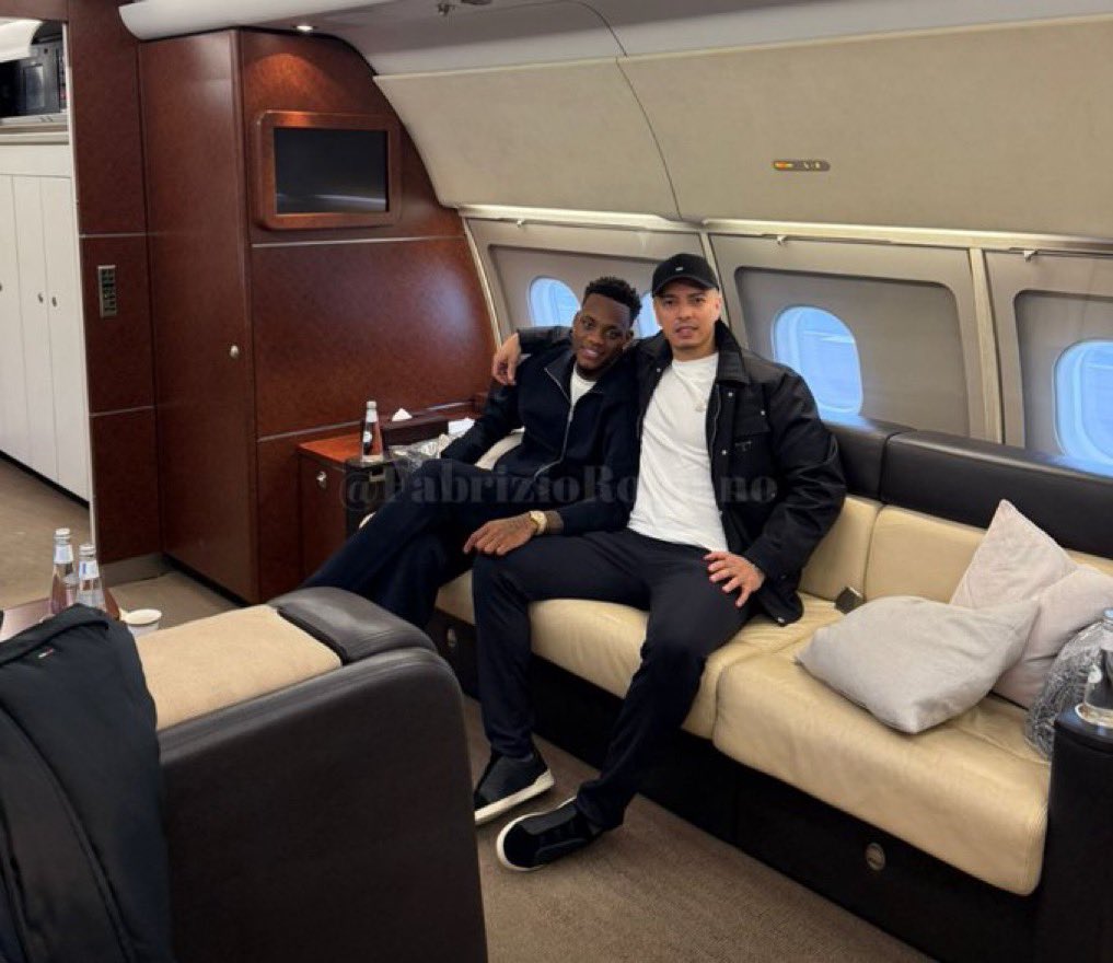 AdrianMagnoli's tweet image. Me encantaría que se muestren ganando algo , haciendo goles , permaneciendo en un club por un par de temporadas etc etc , esto de mostrarse en aviones privados yendo de un equipo a otro luego de fracasar en el anterior los deja mal parado , JUEGUEN , SEAN PROFESIONALES