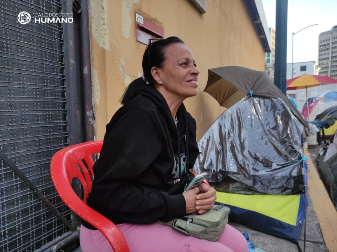 gabybuada's tweet photo. Para quienes no conocen el trabajo que hacemos en @CaleidoHumano les comento que nosotros tenemos desde 2018 acompañando a víctimas de violaciones de derechos humanos. 

Defendemos #DDHH a través de la visibilidad y/o difusión correcta y pertinente, con enfoque de género, diversidad. 

Nos apegamos a los principios humanos que evitan la revictimización, el amarillismo y el estigma en los casos que acompañamos. 

Somos puente con medios de comunicación y organizaciones de #ddhh para que se den a conocer las historias, sobre todo, las de los rostros invisibles o voces silenciadas. 

El testimonio de la señora Fanny Lozada es uno de los tantos casos que acompañamos en este momento con el objetivo de que se conozcan todas las prácticas y horrores que han cometido quienes están en el poder en Venezuela desde hace más de 26 años. 

El #NotiDesca es un noticiero de Caleidoscopio Humano que visibilidad la realidad de los Derechos Económicos Sociales Culturales y Ambientales en el país.

Acá dejo nuestra página web que es donde están todas las coordenadas para contactarnos. https://t.co/8h9rOBwgTN