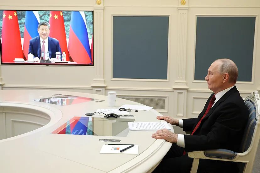 🇷🇺🇨🇳Este martes el presidente ruso Vladimir Putin y el mandatario chino Xi Jinping reafirmaron su alineación estratégica en una videollamada que ambos presentaron como un factor de “estabilidad global”. Putin destacó la cooperación política, económica y de seguridad, mientras Xi