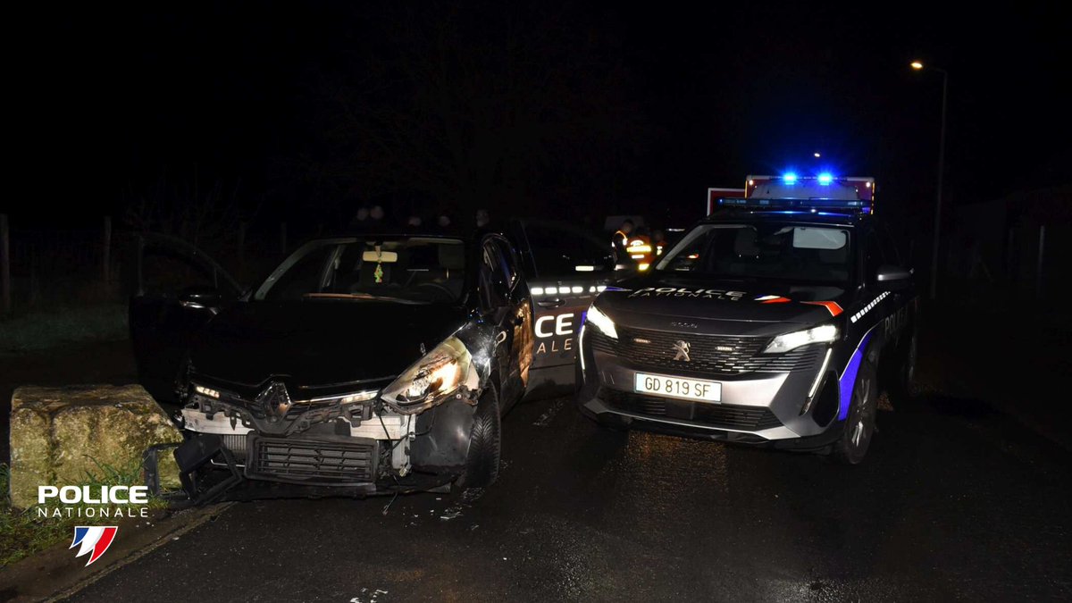 PoliceNationale's tweet photo. 👮‍♂️ Refus d’obtempérer aux Mureaux : trois policiers blessés. Individu interpellé

📍Hier soir, alors qu’un équipage de police-secours des Mureaux (78) effectuait une patrouille, les policiers ont remarqué un conducteur percutant deux véhicules en stationnement.

🛃 Sommé de s’arrêter, le conducteur a refusé d’obtempérer et a pris la fuite avant d’être rapidement bloqué.

❌ Alors que les policiers se dirigeaient vers la fenêtre du conducteur, celui-ci a redémarré brusquement, arrachant la portière du véhicule de police et blessant trois policiers, qui sont néanmoins parvenus à le stopper de nouveau et à l’interpeller.