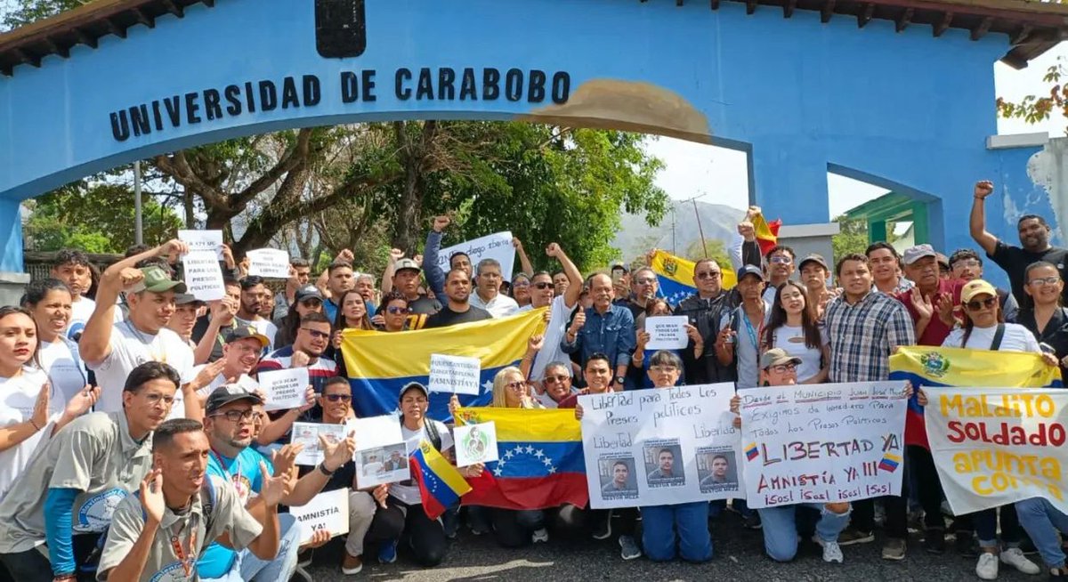 endsequera's tweet photo. Estudiantes de la Universidad de Carabobo, mi alma mater, se reunieron en el Arco de Bárbula para exigir la liberación de los presos políticos y una ley de amnistía. ✊

Valientes. 🇻🇪 https://t.co/qYbRvISrsh