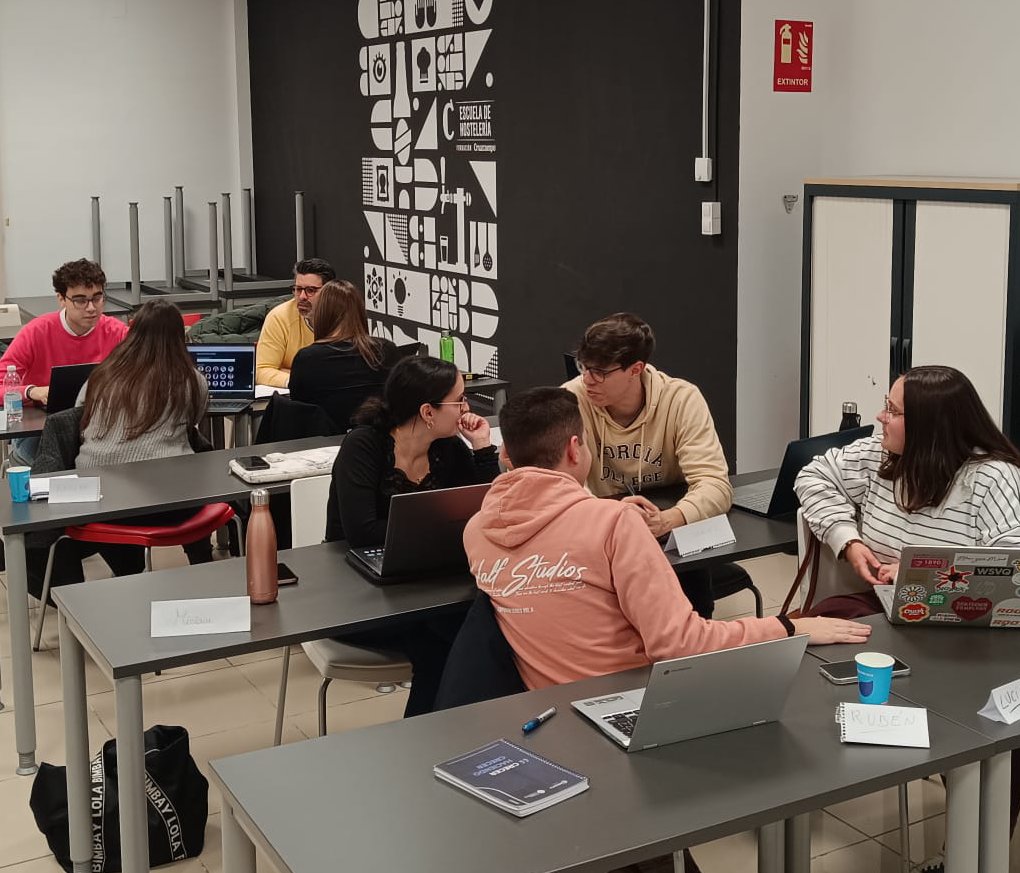 👩‍🎓👨‍🎓 Nuestr@s alumn@s del #Máster en #DIRCOM disfrutaron de una #Masterclass con Antonio Juan Ortega Ordóñez, donde aprendieron sobre estrategias de Comunicación Digital e Inbound Marketing para atraer, convertir y fidelizar clientes en el entorno digital.