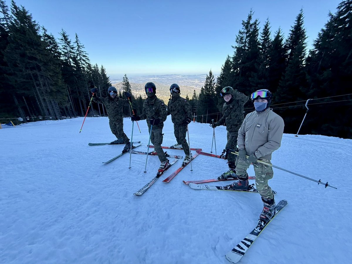 FRDefensePOLAND's tweet image. 🏔️Współpraca z @AWL_Wroc: dwóch podporuczników akademii wojskowej #EMIA @SaintCyrCoet towarzyszyło polskim kadetom podczas ich szkolenia w górach. 

Wymiana wiedzy i integracja są niezbędne dla rozwoju współpracy wojskowej 🇫🇷🇵🇱
#TraktatZNancy