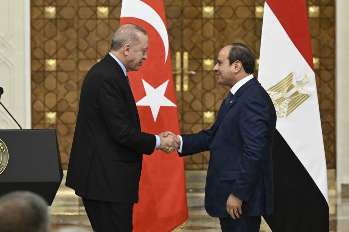 Cumhurbaşkanımız Sayın Recep Tayyip Erdoğan, Mısır Cumhurbaşkanı Abdülfettah Es-Sisi ile düzenlenen Ortak Basın Toplantısı’nda iki ülke arasındaki ilişkilerden bölgesel ve küresel gündeme kadar önemli mesajlar verdi.

Sayın Cumhurbaşkanımız, Mısır ile ilişkilerin her alanda ivme