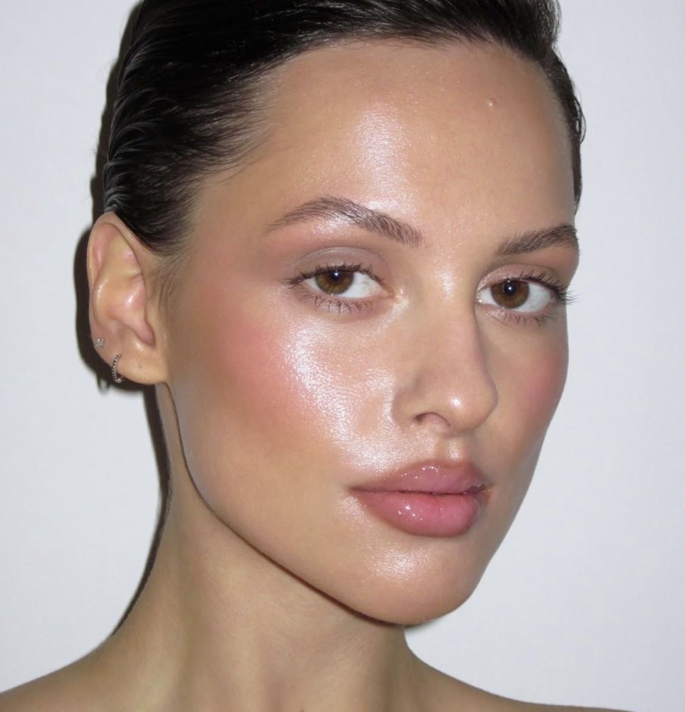 makeup looks featuring dewy skin and base, glossy highlighter, and shiny lips