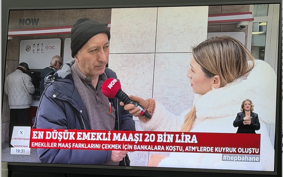 Emekli maaş farkları ödenmeye başladı.
20.000 TL’nin altında maaş alanlar 20.000 TL’ye tamamlandı,ama zaten 20.000 TL alanlara tek kuruş artış yok.
Artık “en düşük emekli maaşı” 20.000 TL.
Şimdi herkes dürüstçe şunu düşünsün
20.000 TL ile nasıl geçinilir?

Kirası olmayan belki