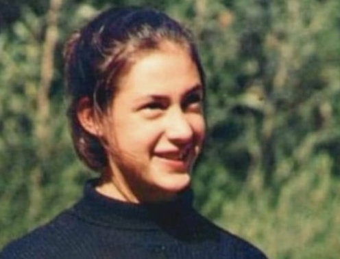 Natalia Melmann tenía 14 años cuando la mataron el 4/2/2001 en Miramar, Buenos Aires. Fue raptada, violada, torturada y ahorcada con un cordón de su zapatilla. Los asesinos eran policías bonaerenses y un delincuente que actuó de entregador. Pasaron 25 años. QEPD Natalia😔