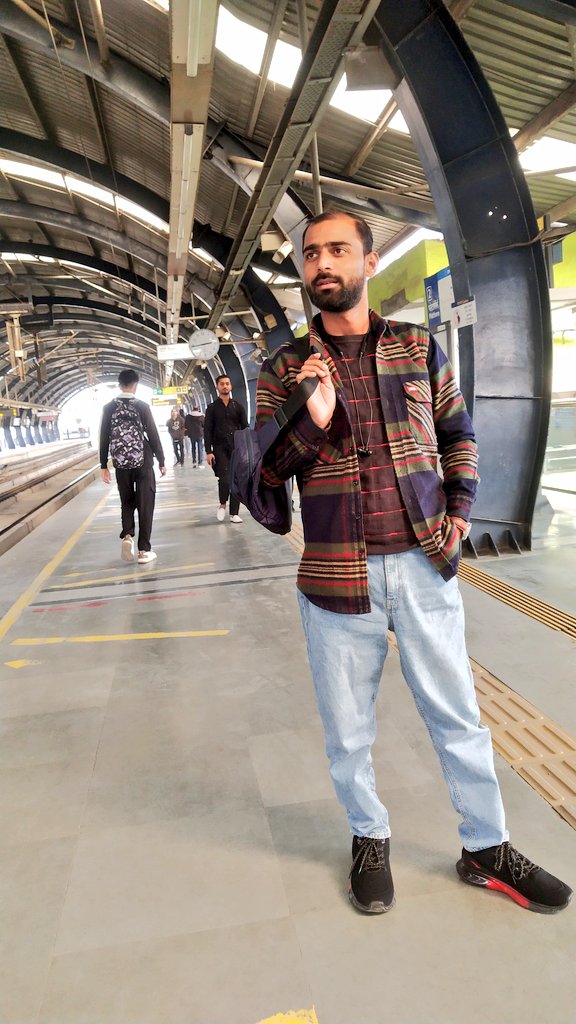 दिल्ली मैट्रो स्टेशन...