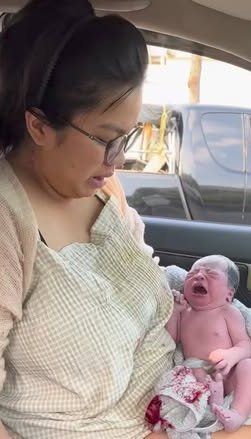 थाईलैंड में सामने आया यह दृश्य केवल एक खबर नहीं रहा, बल्कि पूरी दुनिया के दिलों को जोड़ देने वाला ऐसा पल बन गया, जिसने यह याद दिला दिया कि इंसानियत आज भी ज़िंदा है।
हॉस्पिटल पहुँचने से पहले ही, तेज़ ट्रैफिक के बीच एक चलती गाड़ी में जीवन ने जन्म ले लिया, और कुछ ही सेकंड में वह