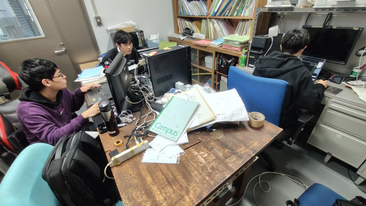 プレチャンバ火炎噴流班はPIV解析を継続。あるタイミングでベクトルが急増する現象はシュリーレン感度設定の問題で階調がサチュレートしたからか。3章の流れに沿いグラフの清書と傾向、考察を順番に