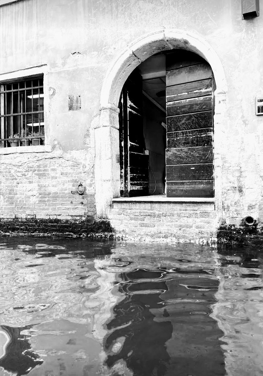 Gianna2119's tweet image. #PMJweeklychallenge
#MoodyMonochrome 
@pmj_photos 
Towpath of the Naviglio Grande in the town Magenta.

...The door is still open,It has been open for two weeks..
(#OpenDoors)!!