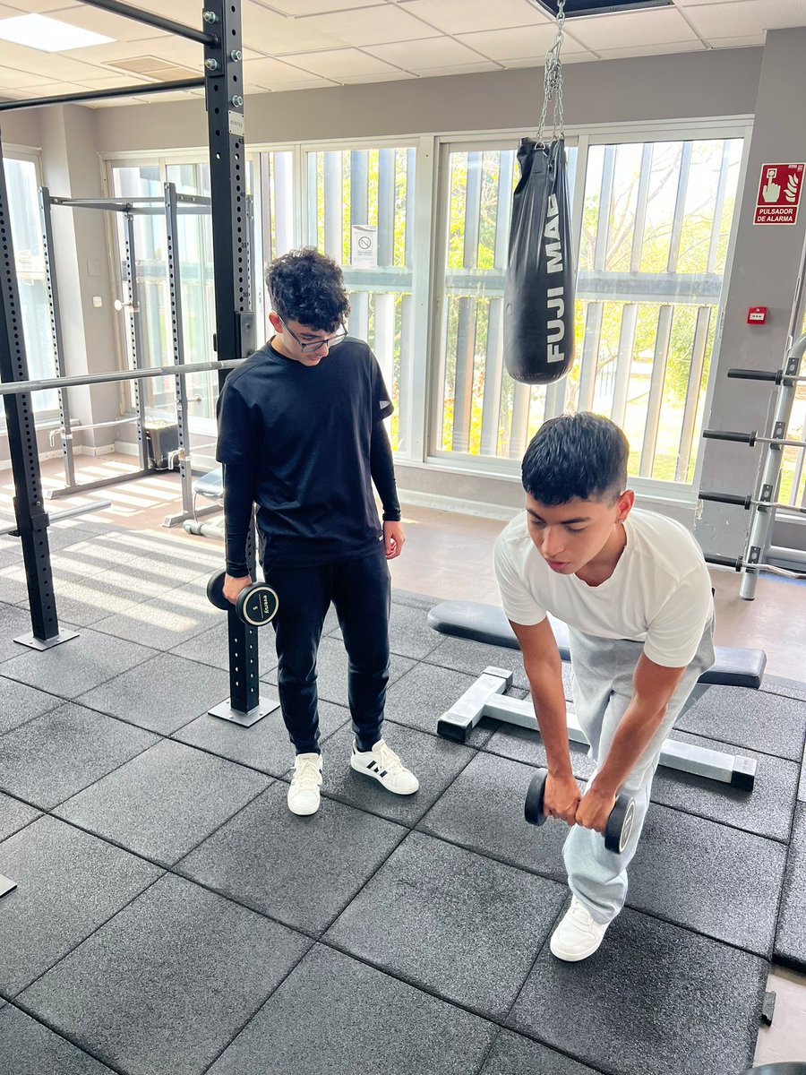 ceneted's tweet photo. 💪  Aprender haciendo
En Ceneted, la práctica es una parte esencial de la formación
Porque formar entrenadores es mucho más que hablar de fútbol: es entender el cuerpo, la técnica y la importancia de guiar a otros ⚽📚
💚  Formamos profesionales del deporte desde la experiencia https://t.co/PIfsoV0fnN