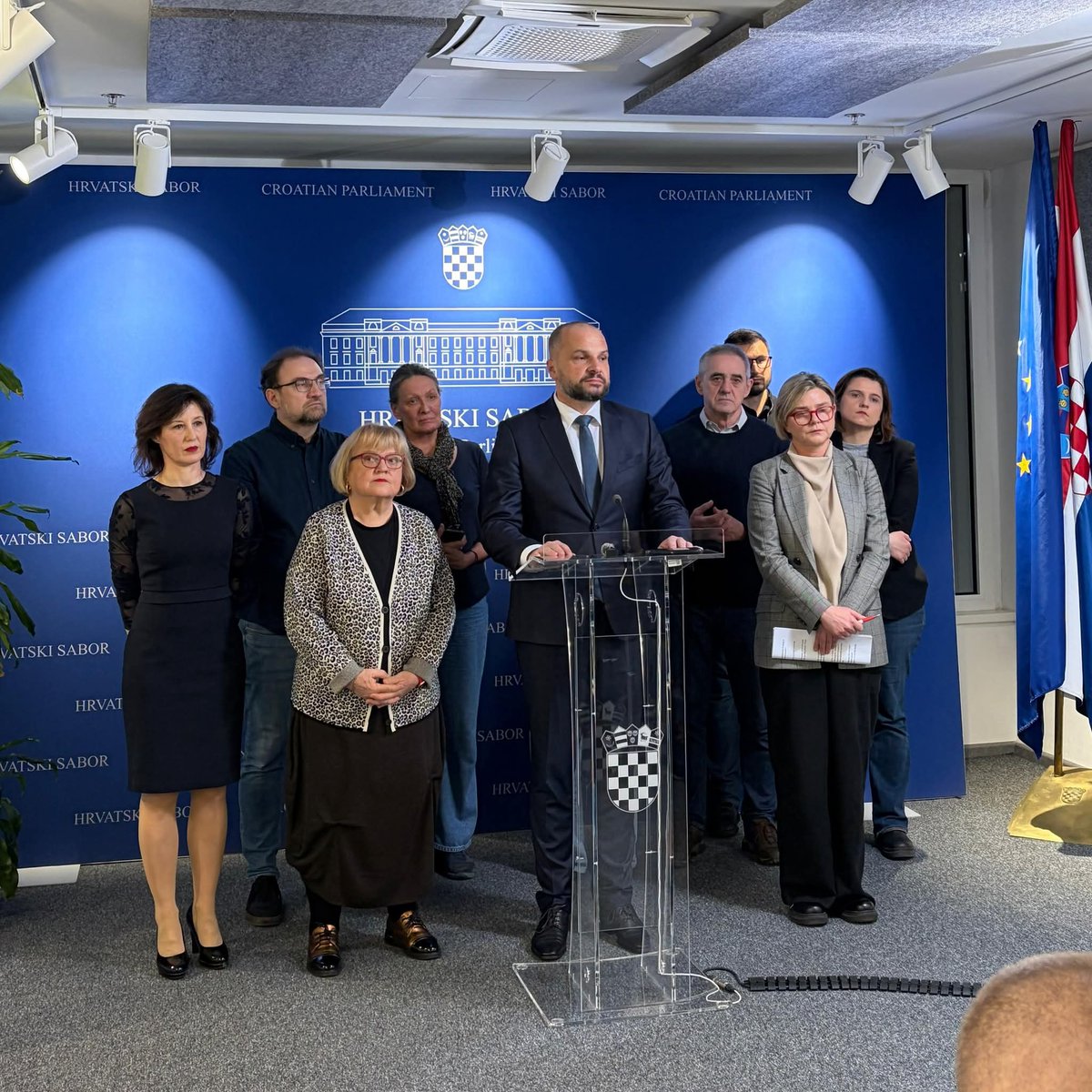 Neka prođe vrijeme zavodnika, lažnih proroka
i svih kukavica, izdajica, krivokletnika,
i svih varalica, otpadnika, strašnih ubojica,
i svih sluga zloga iz naroda moga..