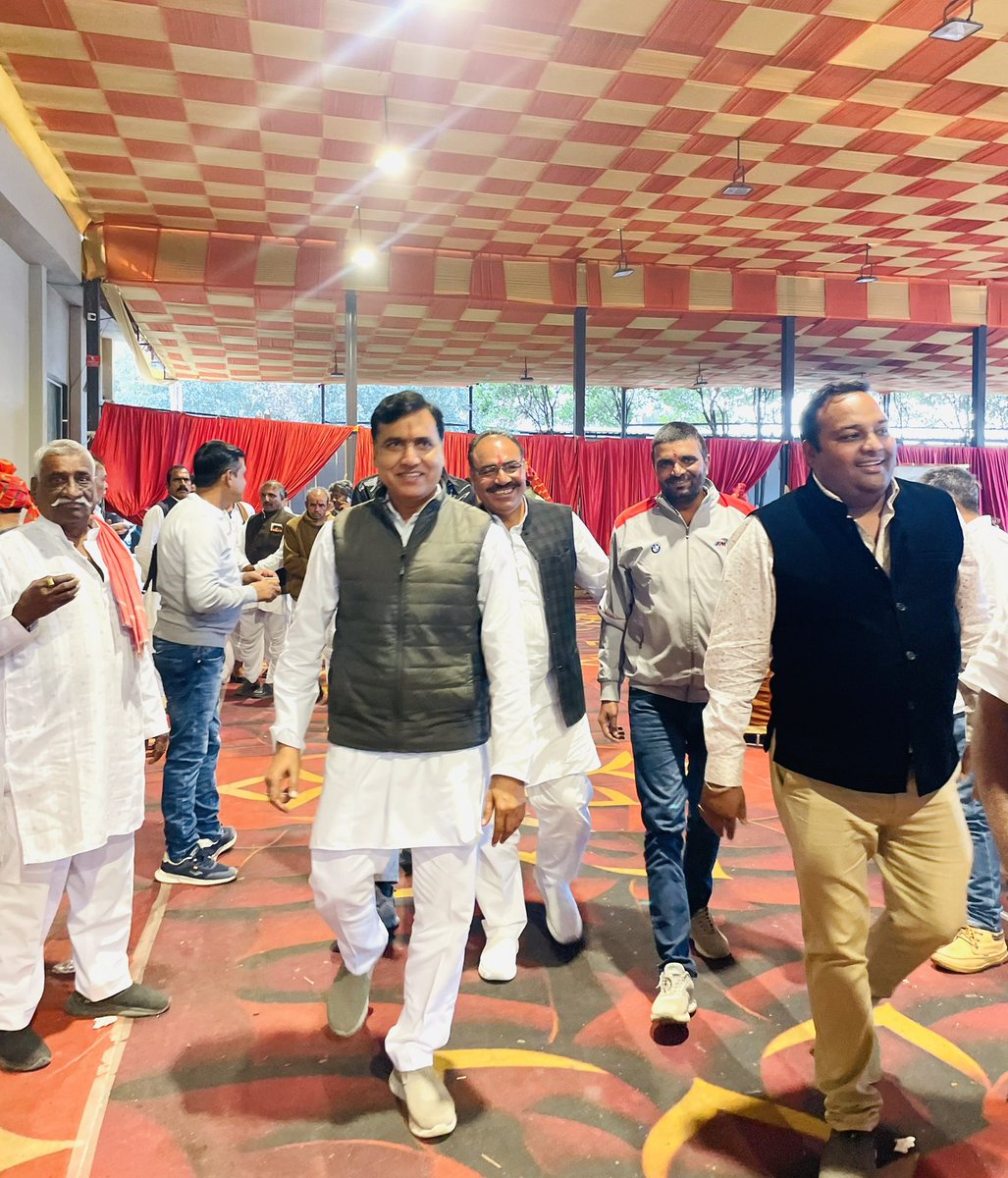 ChandersinghINC's tweet photo. उज्जैन जिला कांग्रेस अध्यक्ष (शहर) श्री मुकेश भाटी जी के सुपुत्र तन्मय भाटी जी के विवाह कार्यक्रम में शामिल हुआ। 

ईश्वर से नवदम्पती के सुखमय, स्वस्थ और मंगलमय दाम्पत्य जीवन की कामना करता हूँ। https://t.co/HIFE78kV4L