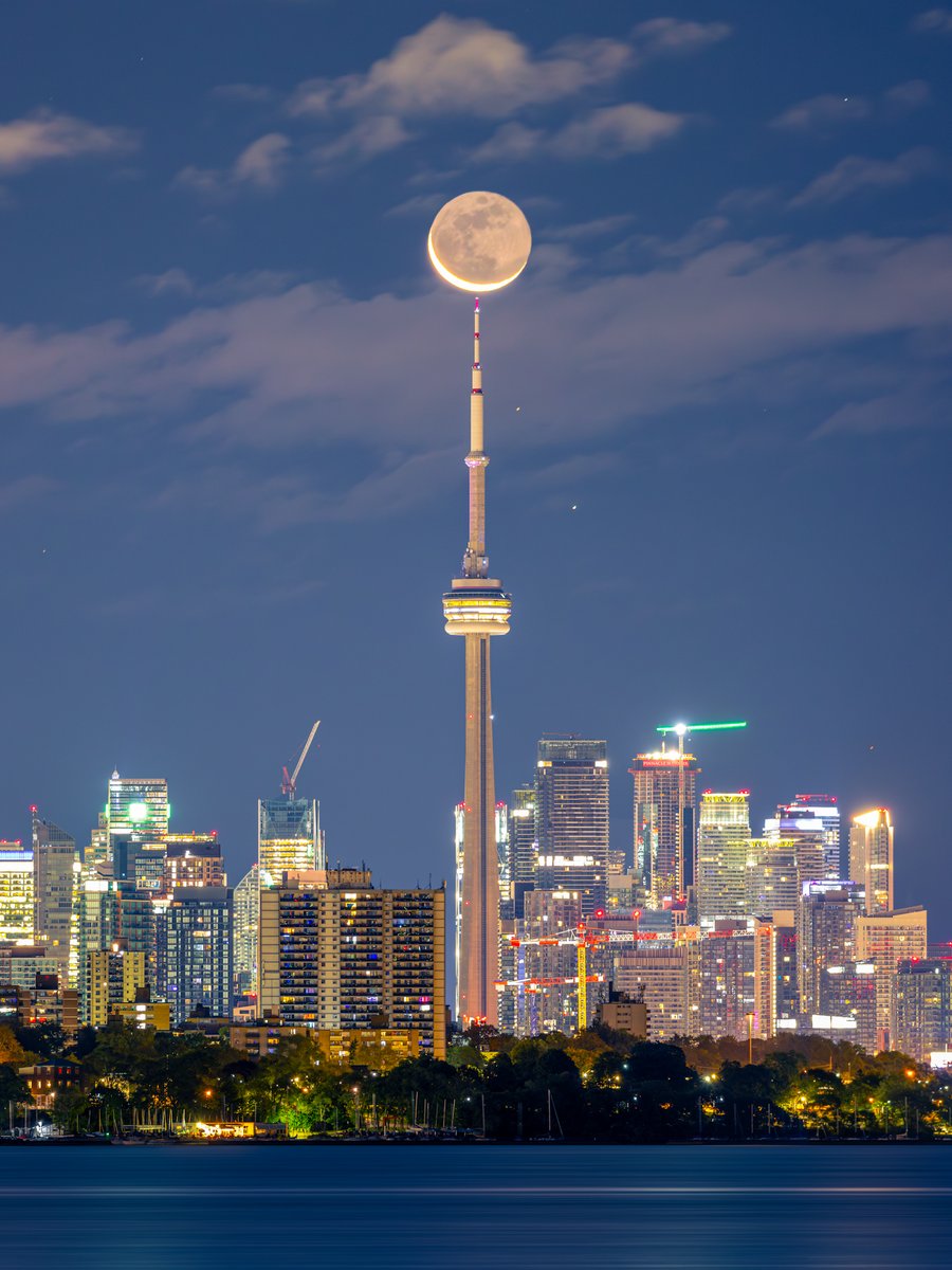 “A 6% Waning Crescent Moonrise, perfectly aligned with both Venus and the star Regulus, as well as Toronto's iconic CN Tower.”
📷 Canon R5 | 263mm | ƒ/5 | 2.5s | ISO 3200
👉 Photo by Kurt Wang.
📍 Planned with PhotoPills: photopills.com