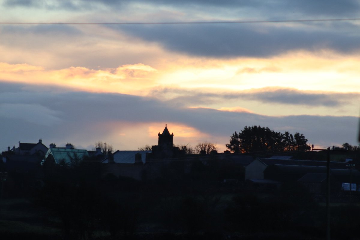 BDuffma's tweet image. #Clare #Burren #100daysofwalking 🟡🔵🖤🤍💚💛  ⚪️⚫️ fabulous sky this #Wednesday morning...