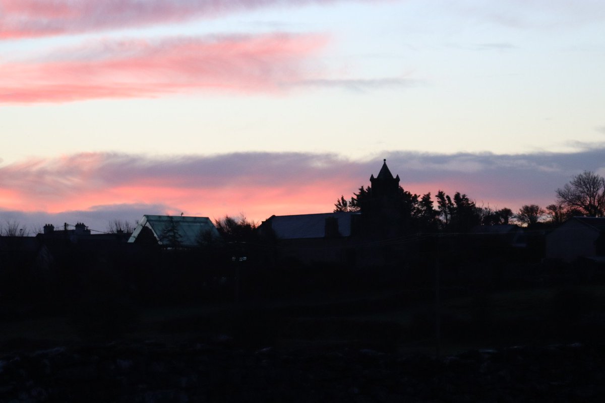 BDuffma's tweet image. #Clare #Burren #100daysofwalking 🟡🔵🖤🤍💚💛  ⚪️⚫️ fabulous sky this #Wednesday morning...