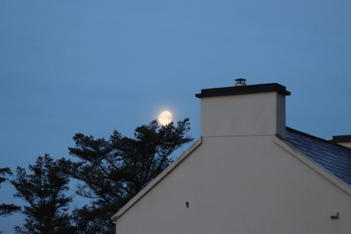 BDuffma's tweet image. #Clare #Burren #100daysofwalking 🟡🔵🖤🤍💚💛  ⚪️⚫️ fabulous sky this #Wednesday morning...
