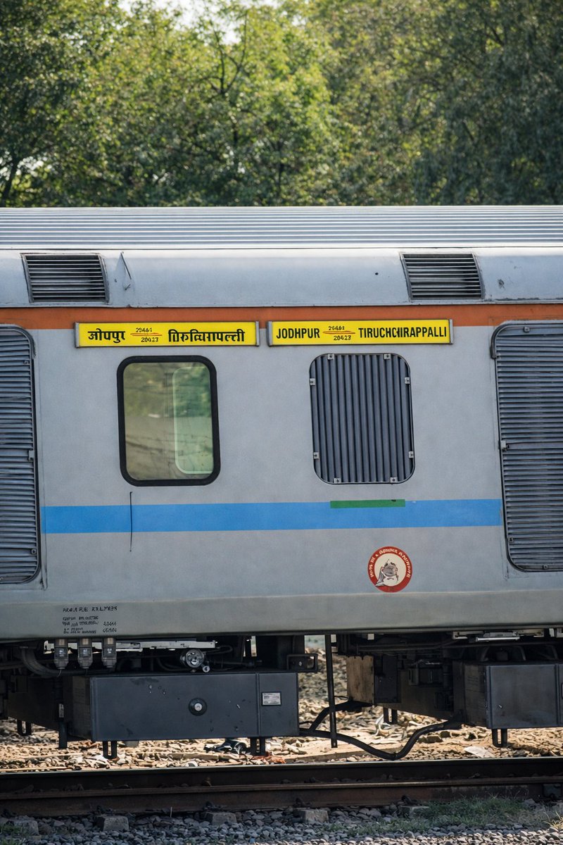 New Train Board : 
Jodhpur ⇌ Tiruchchirapalli 
20481/82 Humsafar Express

📸 <a href="/singh_aksh43030/">Akshat Singh Parihar</a>
(Pic quality enhanced by Ai)

#IndianRailways #Jodhpur #Chennai #Jaipur #Tiruchchirapalli