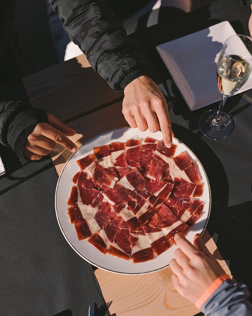 Después de una dura jornada en la nieve y el cansancio en las piernas, llega ese momento que lo compensa todo: compartir jamón de bellota 100% ibérico Cinco Jotas mientras contemplas el paisaje de <a href="/baqueira_beret/">Baqueira Beret</a>