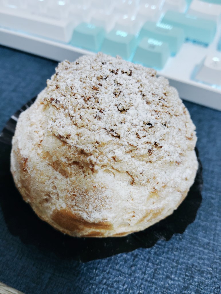 机直置きシュークリーム！
いただきます🍼🍼🍼
作業頑張る！！！！！！！！！