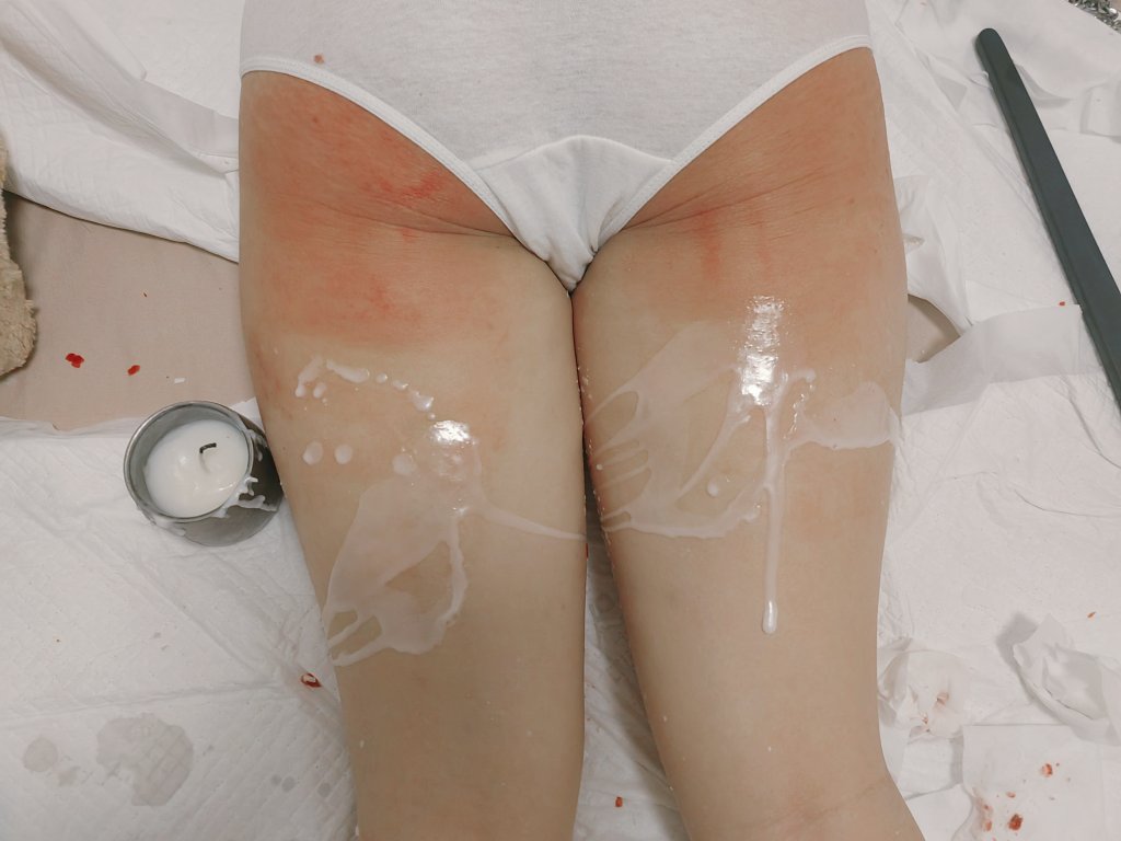 烛泪落在肌肤上，是疼痛书写的亲笔信
项圈扣在脖子上，是心甘情愿的落款章
<a href="/feng_di666/">帝疯疯</a> 

#纯实践 #ff #小狗日记 #滴蜡 #sp