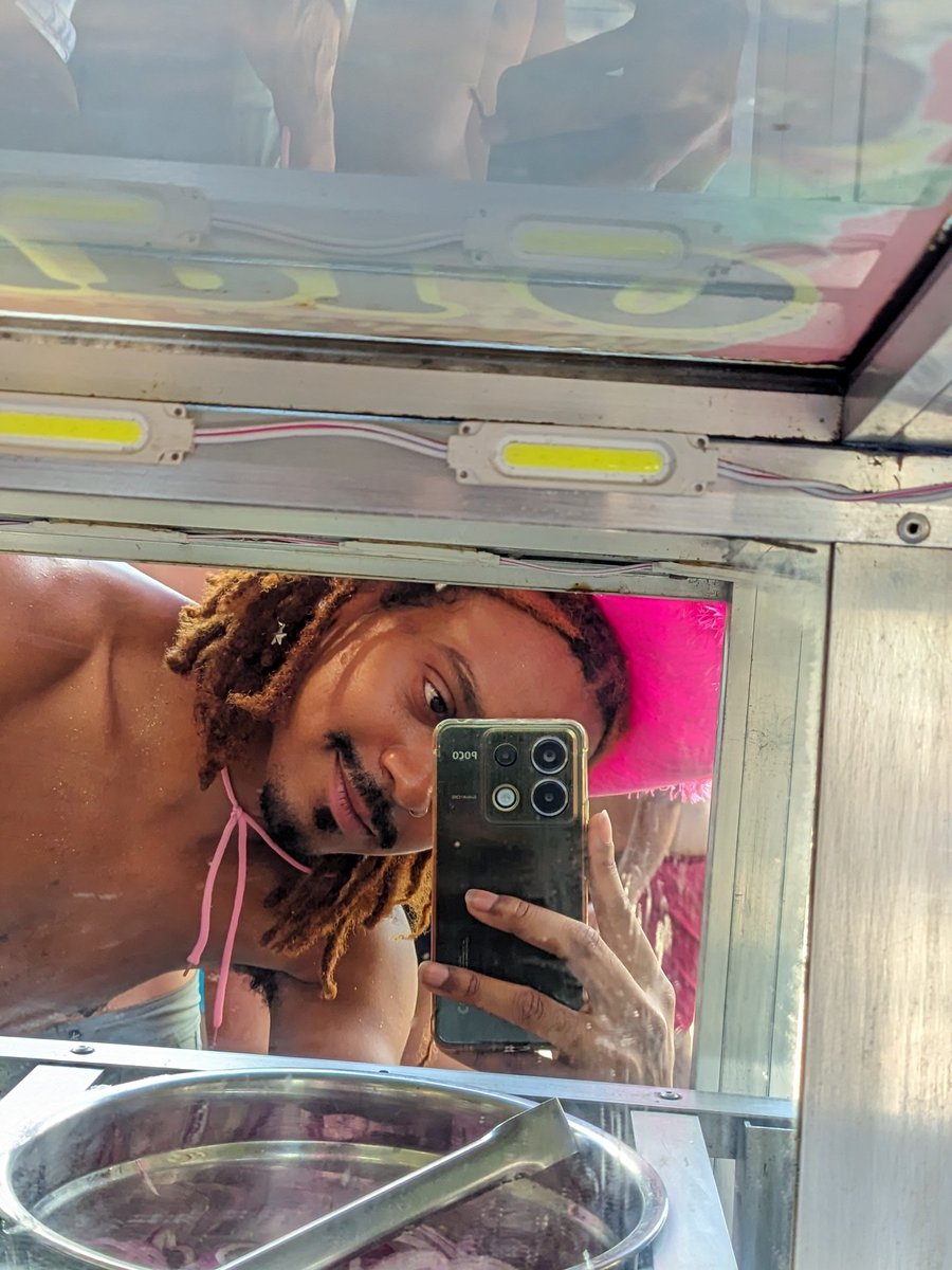 _vitureis_'s tweet image. mona, te falar, carnaval começou babado no bloquinho da veveta