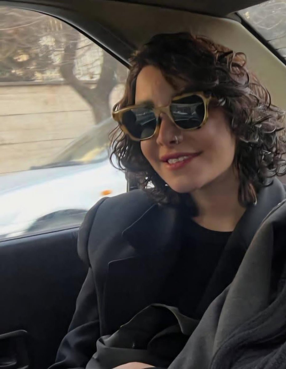 #تارا_داوودی و #کیمیا_داوودی در تاریخ ۲۴ دی بازداشت شده‌اند. 
 كسى از نهاد بازداشت كننده، محل نگهداری  و شرايط بازداشت اين دو خواهر خبرى ندارد.