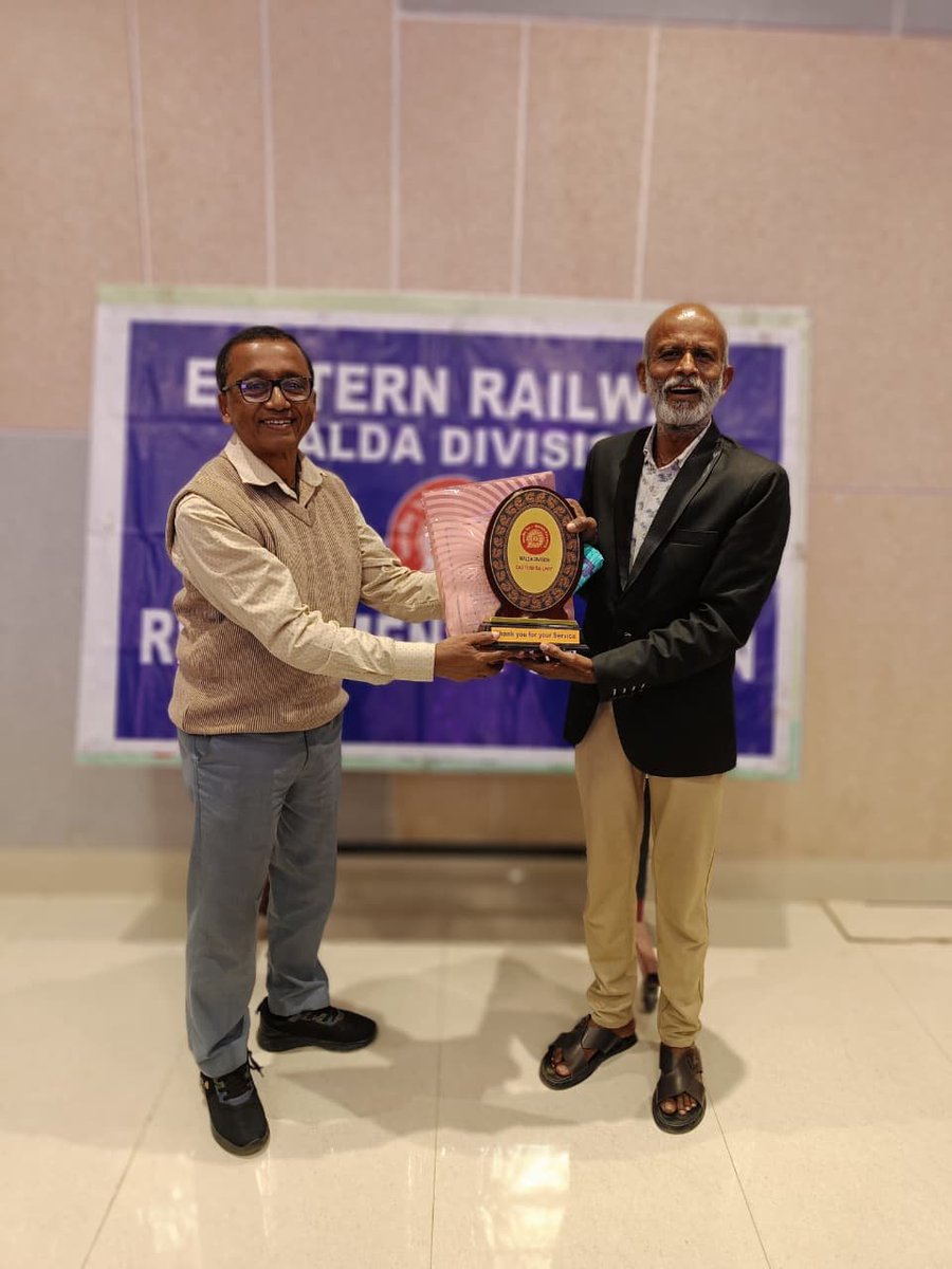 drmmalda's tweet photo. Malda Division organised a Retirement Function to felicitate 50 retiring employees. Shri Sheo Kumar Prasad, ADRM/Malda, presented mementoes in recognition of their valuable service to Indian Railways. 📷 #ERMaldaDivision #IndianRailways #RetirementFunction #HonouringService https://t.co/7du1FE5kgt