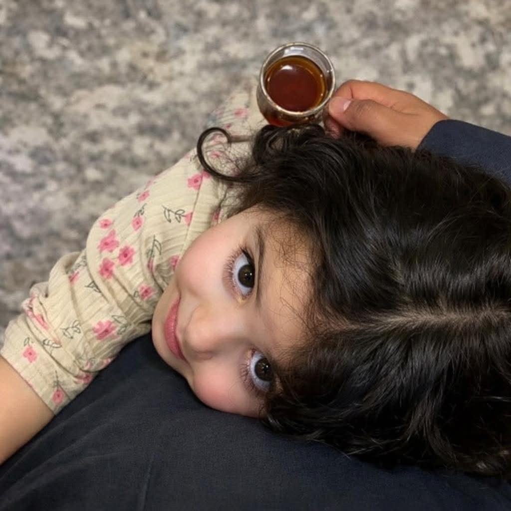 قالوا: «يَظَلُّ المَرءُ غلِيظًا حتَّىٰ يُنجِبَ فتاةً».

وَحُكِيَ أنّ عَمرو بنَ العاصِ دخَل علىٰ مُعاويةَ، وعِنده ابنتُه،
فقال: «مَن هَذهَ يَا مُعاويَةُ؟»
فقال: «تُفَّاحةُ القلبِ، وَرَيحَانةُ العَينِ».
المؤنسات الغاليات