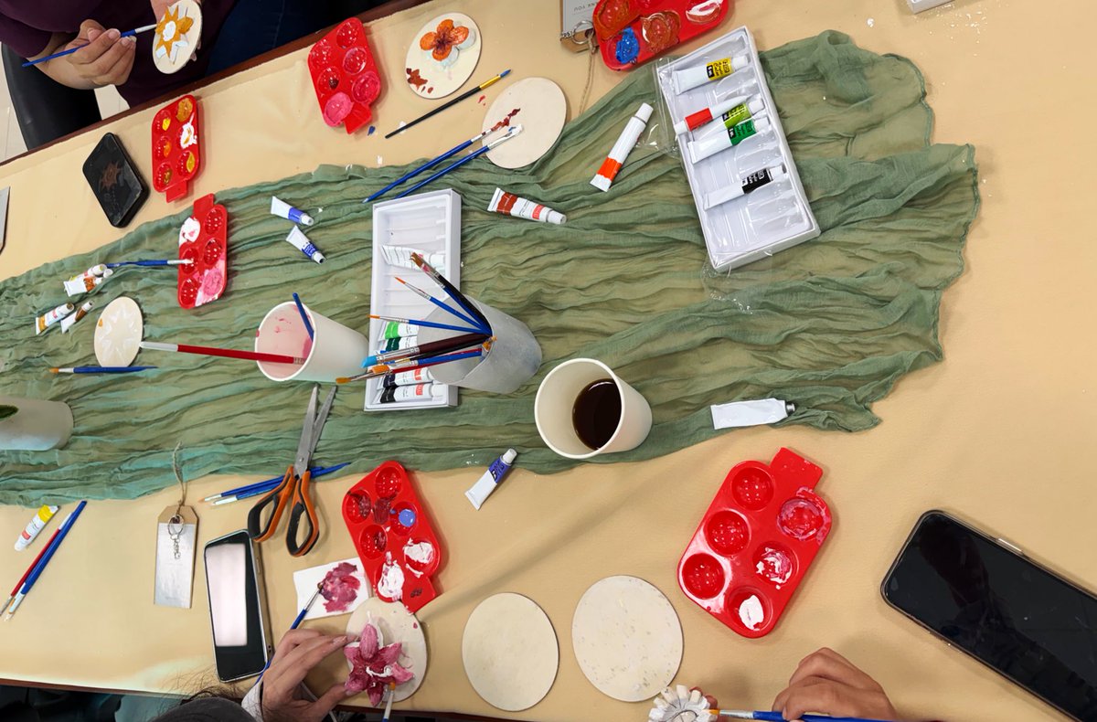 حين يلتقي الفَن بروح الصيدلة… يولد الإبداع 🤍
أقام نادي كلية الصيدلة ورشة فخار، حيث تحولت اللحظات إلى قطع فنية، والتجربة إلى ذكرى لا تُنسى 🎨🏺

تحت قيادة ❤️❤️
رئيسة النادي:<a href="/Xalta56/">Altaf Alfaifi 𓃗</a> 
نائبة الرئيسة: <a href="/ALDyiix/">ضي القحطاني ❀</a>