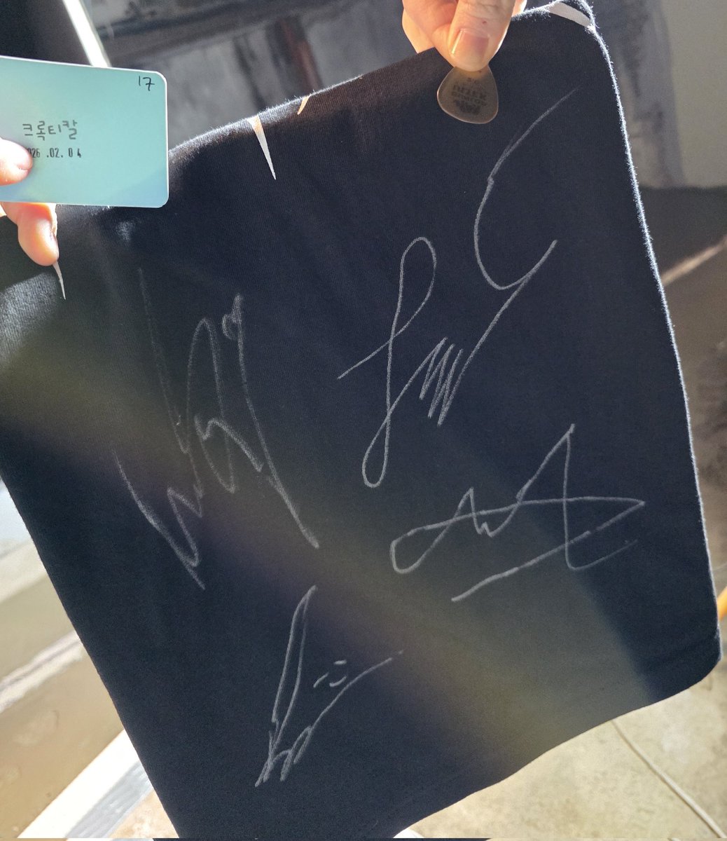 아핵웃김ㅋㅋㅋㅋㅋㅋㅋ 친구 준영쿤에게 피크받고 나 싸인 티셔츠(시여니의뽀뽀가담긴)
ㄴ네? 
크록티칼 다음 공연도 고고하긔..