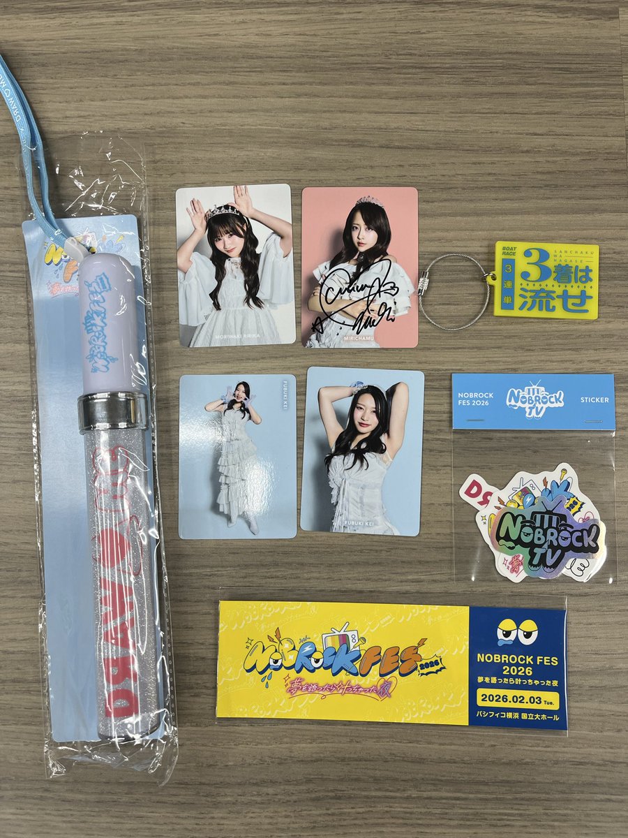 改めてノブロックフェスの戦利品を並べてみた！みりちゃむのサインカードをゲットできたのが嬉し過ぎる！あと、欲しかった3着は流せキーホルダーもゲット出来たのが熱い！