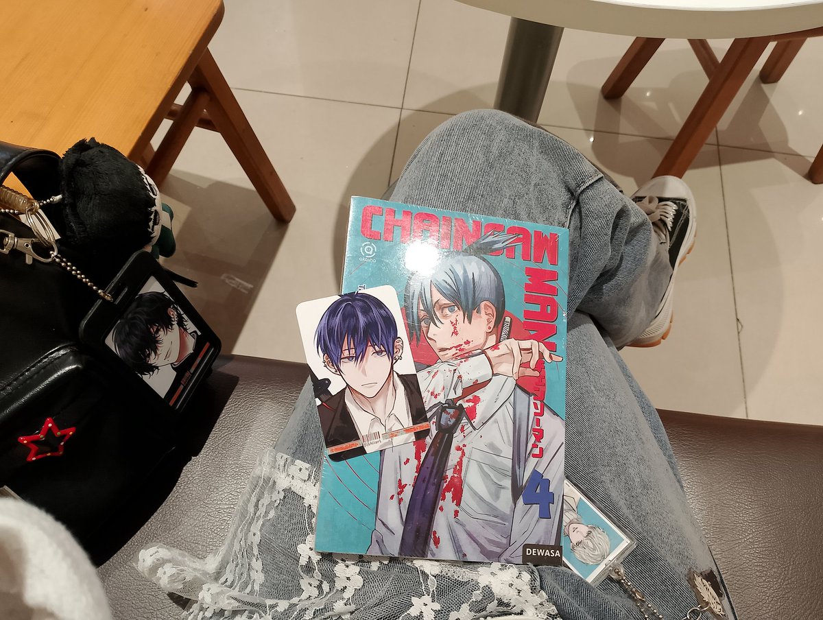 aku biasanya melakukan hobiku sih. menonton, baca buku, journaling, gambar. kalau bosen di rumah, tinggal ke taman, kafe, bookstore, perpustakaan. 🐈‍⬛