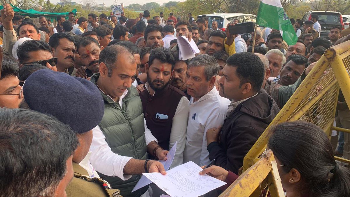 iPriyavratSingh's tweet photo. मनरेगा सिर्फ़ एक योजना नहीं, हर गाँव की रीढ़ और आत्मसम्मान का अधिकार है!

आज केंद्र सरकार द्वारा मनरेगा कानून को कमज़ोर करने और उससे राष्ट्रपिता महात्मा गांधी जी का नाम हटाने के प्रयास के ख़िलाफ़ राजगढ़ में ज़ोरदार विरोध दर्ज़ कराया।

कांग्रेस कार्यकर्ताओं व पदाधिकारियों के साथ धरना प्रदर्शन कर, कलेक्ट्रेट कार्यालय तक पैदल मार्च किया और महामहिम राष्ट्रपति के नाम जनहित का ज्ञापन सौंपा।

यह लड़ाई रोज़गार की है, यह लड़ाई संविधान की आत्मा की है, यह लड़ाई गांधीजी के विचारों को ज़िंदा रखने की है!  1/2

@RahulGandhi @INCMP @Barmer_Harish @jitupatwari @UmangSinghar