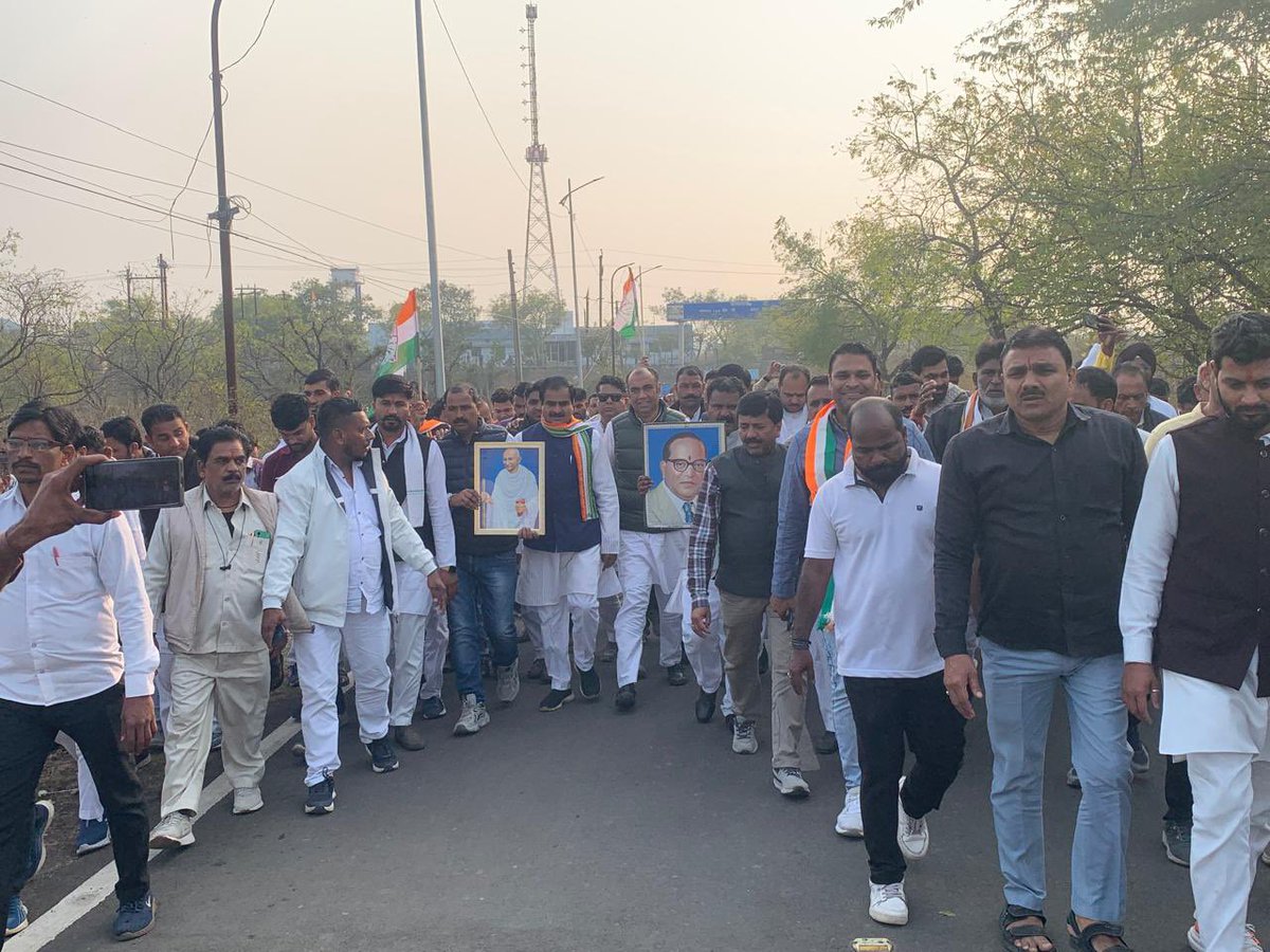 iPriyavratSingh's tweet photo. मनरेगा सिर्फ़ एक योजना नहीं, हर गाँव की रीढ़ और आत्मसम्मान का अधिकार है!

आज केंद्र सरकार द्वारा मनरेगा कानून को कमज़ोर करने और उससे राष्ट्रपिता महात्मा गांधी जी का नाम हटाने के प्रयास के ख़िलाफ़ राजगढ़ में ज़ोरदार विरोध दर्ज़ कराया।

कांग्रेस कार्यकर्ताओं व पदाधिकारियों के साथ धरना प्रदर्शन कर, कलेक्ट्रेट कार्यालय तक पैदल मार्च किया और महामहिम राष्ट्रपति के नाम जनहित का ज्ञापन सौंपा।

यह लड़ाई रोज़गार की है, यह लड़ाई संविधान की आत्मा की है, यह लड़ाई गांधीजी के विचारों को ज़िंदा रखने की है!  1/2

@RahulGandhi @INCMP @Barmer_Harish @jitupatwari @UmangSinghar