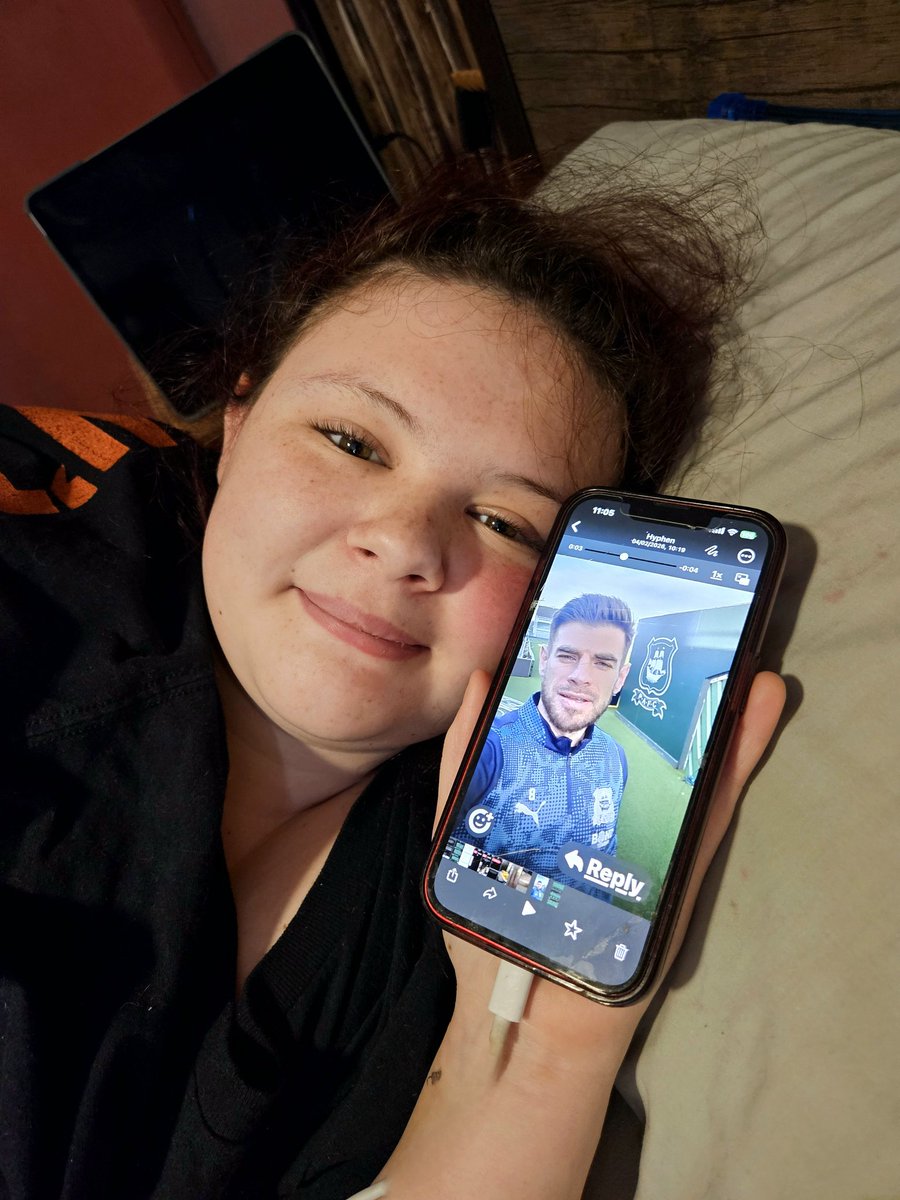 EmmaAngle's tweet photo. Katie is recovering from scoliosis spinal surgery and will more than likely miss the rest of the season 😔 

She couldn't believe it when she received this video this morning!! 

Best team. Best captain! 💚
Thank you @Joeedwards10 @kevnance @Argyle @PAFC_Displays #pafc #argyle https://t.co/y2TGWn9c17