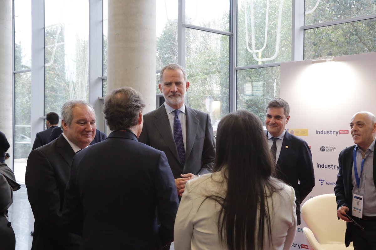 🟢#CongresoIndustria2026 | Su Majestad el Rey, Felipe VI, ha visitado el stand de #industryTALKS durante el VIII Congreso Nacional de Industria, poniendo en valor el papel de los medios especializados en la difusión y análisis del sector industrial. 🏭 <a href="/minturgob/">Ministerio de Industria y Turismo</a>