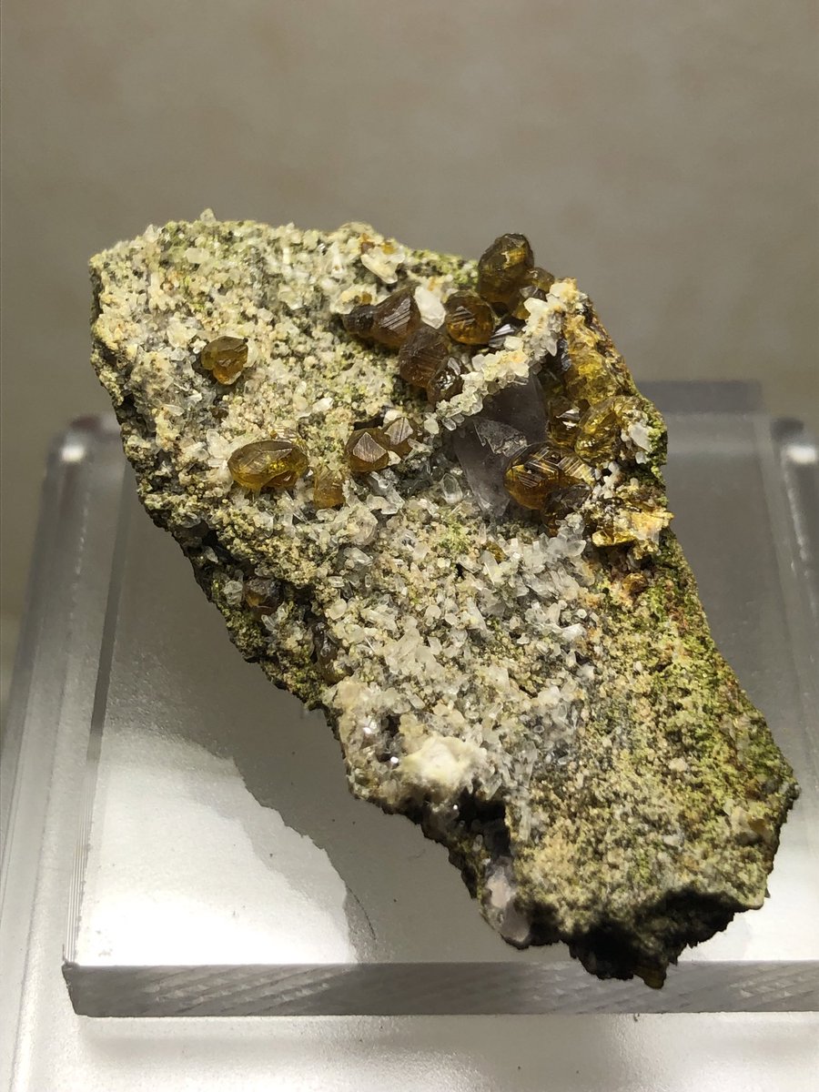 刈谷石フリマ持ち込み標本その3。
各種柘榴石。
色鮮やかで透明感がある標本を持って行きます。

#刈谷石フリマ
#石フリマ
#国産鉱物