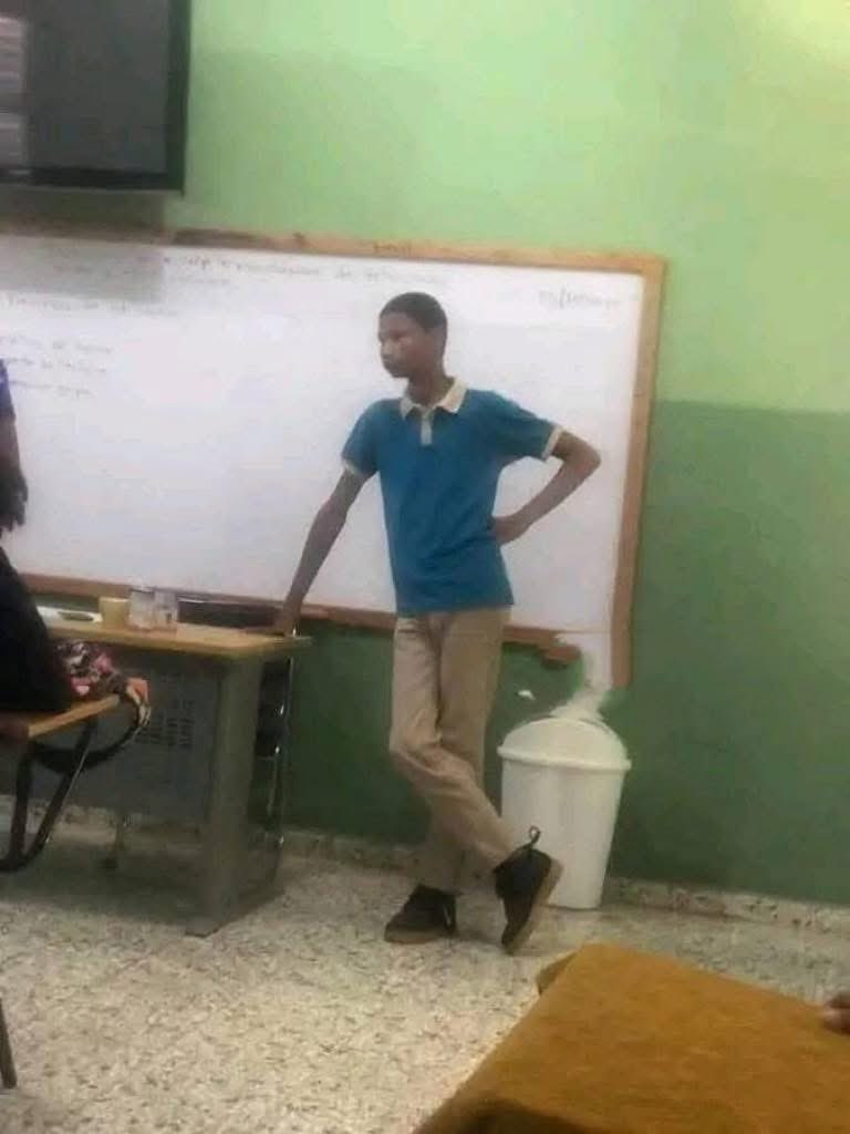 Thato_Rachidi's tweet image. Me waiting for the professor to finish humiliating me so I can go and sit down😭……